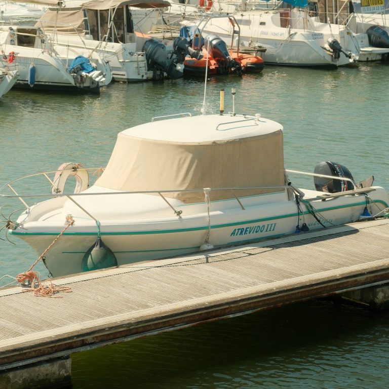 Maßgefertigte Hafenpersenning von KüstenTuch Maßgefertigte, helle Hafenpersenning auf einem kleinen Sportboot am Steg, angefertigt von der Segelmacherei KüstenTuch in Büdelsdorf.